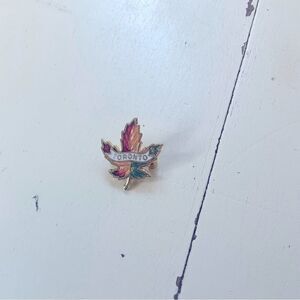 VINTAGE Toronto Canada Maple Leaf Pin Gold Tone